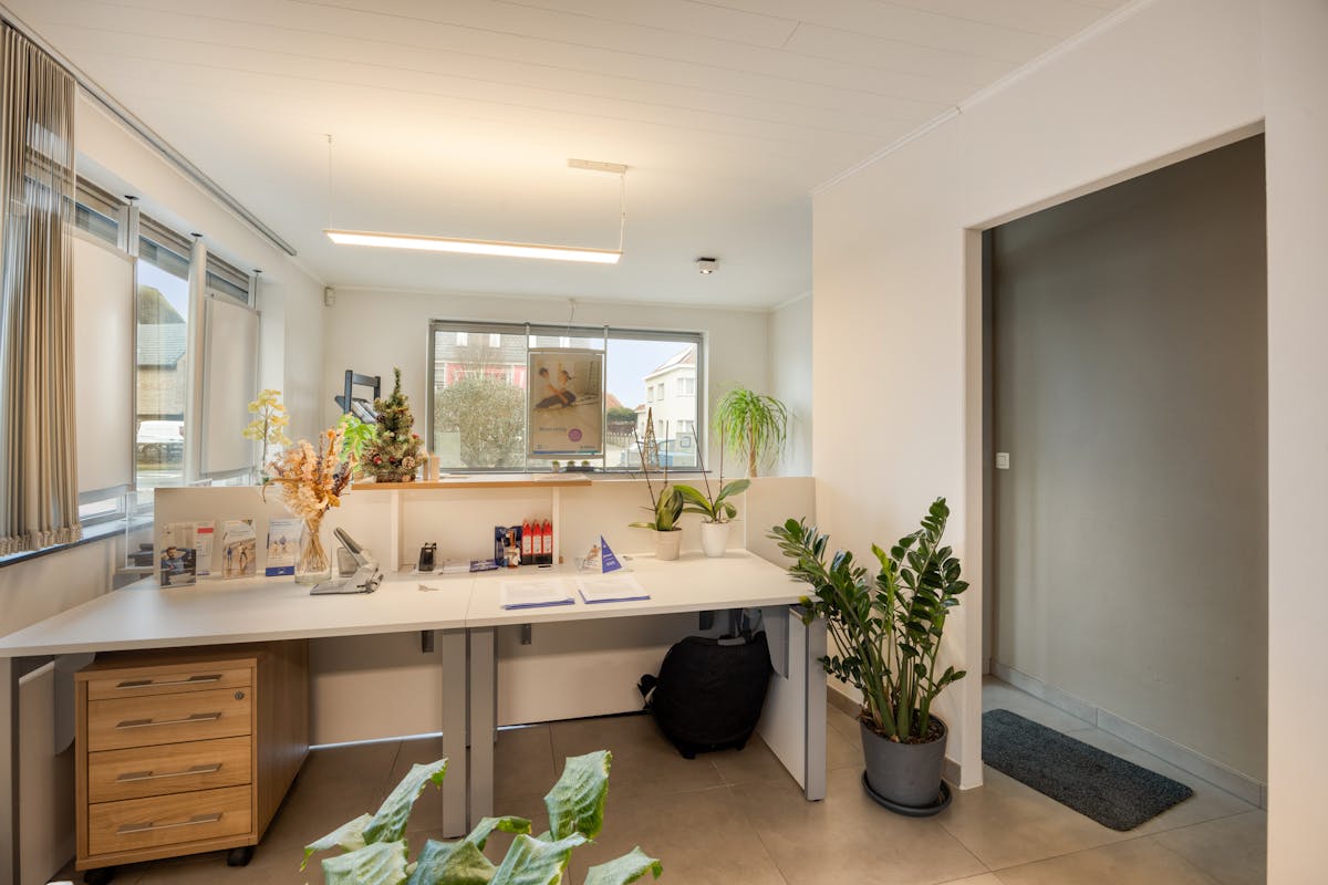 Investment property with office and apartment - photo 4