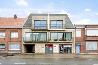Te Houthulst bieden we u dit instapklaar en ruime duplex appartement aan. Het appartement bevindt zich op de tweede en derde verdieping...