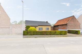<p>Op een prachtige landelijke ligging in Aspelare bevindt zich deze <strong>gelijkvloerse woning</strong> boordevol potentieel op een ruim perceel van <strong>20 a 20 ca </strong>met <strong>open zicht op het groen</strong>. Deze eigendom is een unieke opportuniteit voor wie op zoek is naar rust, ruimte en tal van mogelijkheden. Dankzij de aanwezige <strong>opslagruimte</strong> is dit pand ideaal voor zelfstandigen, hobbyisten of mensen die nood hebben aan extra stockageruimte. Bovendien biedt het perceel ook interessante ontwikkelingsmogelijkheden: mits afbraak van de bestaande woning en het bekomen van de nodige verkavelingsvergunning, kunnen hier mogelijk <strong>drie bouwgronden</strong> voor halfopen bebouwing gerealiseerd worden. De woning omvat op het gelijkvloers een inkomhal, gezellige living, keuken, veranda met uitzicht op de tuin, slaapkamer, bureau, badkamer, toilet en garage. Het ruime zolderverdiep biedt de mogelijkheid om nog twee tot drie extra slaapkamers te creëren. Daarnaast is er een afzonderlijk schuurtje aanwezig dat perfect kan dienen als opslagplaats of werkruimte. Buiten geniet men van een voortuin, ruime oprit en een diepe tuin waar men volledig tot rust komt met prachtig uitzicht over de <strong>omliggende velden</strong>. Een eigendom met enorm veel potentieel op een uitzonderlijk rustige locatie.</p>