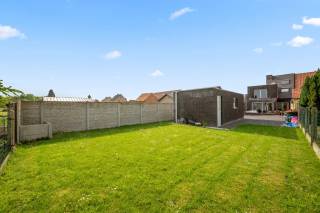 Ontdek deze ruime gezinswoning op een perceel van 5 are, gelegen in het mooie en rustige Geetbets. De woning beschikt over 4 volwaardige slaapkamers en een lichtrijke open leefruimte met een harmonieuze combinatie van keuken, woon- en eetkamer.<br />Ideaal voor comfortabel wonen en gezellig samenzijn.<br /><br />Gelegen in een groene, rustige buurt nabij winkels, scholen en andere voorzieningen, biedt deze woning het beste van beide werelden. De zuidoostgerichte tuin zorgt voor aangename lichtinval gedurende de dag. Bovendien beschikt u over een garage en ruime parkeermogelijkheden.<br /><br />Met een EPC-score C is dit een energiezuinige keuze. Het pand is momenteel verhuurd; de huidige huurder wenst graag te blijven en staat open voor een nieuw huurcontract—een interessante opportuniteit voor investeerders die op zoek zijn naar een zorgeloze opbrengsteigendom.