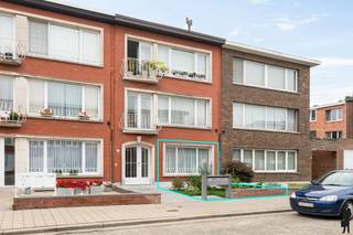 <p><strong>Prachtig gelijkvloersappartement met tuin</strong></p>
<p>Gelijkvloers éénslaapkamerappartement van <strong>ca. 76m² </strong>met prachtige <strong>zuidgerichte tuin</strong> van maar liefst <strong>ca. 83m²</strong> in een kleinschalig appartementsgebouw. De buitenruimte is perfect om te profiteren van de zon of te genieten van de rust.<br /><br />Bovendien zorgt de ligging ervoor dat u gemakkelijk toegang heeft tot het openbaar vervoer, invalswegen, horeca, scholen en het domein Rivierenhof.<br /><br /><strong>Indeling</strong><br />- Inkomhal<br />- Leefruimte<br />- Technische ruimte<br />- Keuken<br />- Slaapkamer 1<br />- Badkamer<br />- Toilet</p>
<p><strong>Bijzonderheden</strong><br />- Mobiscore <strong>8,8/10</strong><br />- <strong>EPC C</strong> met een score van 251kWh/(m² jaar)<br />- <strong>Asbestveilig </strong>met attestnummer 20251005-000038.000<br />- <strong>Vaillant </strong>cv ketel van 2016<br />- Automatische rolluiken<br />- <strong>PVC </strong>schrijnwerk met dubbele beglazing van 2021<br />- Keuken van <strong>2018</strong><br />- <strong>Dak vernieuwd</strong> en geïsoleerd in 2013<br />- 2 kelderbergingen<br />- Zeer lage gemeenschappelijke kosten (ca. 32,00 euro per maand)<br /><strong>- Zuidgerichte tuin<br /><br /></strong><em>Stedenbouwkundige informatie in aanvraag.</em></p>