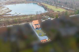 <p>Energiezuinige, hedendaagse gezinswoning met 4 slaapkamers (bouwjaar 2022), gelegen tegenover natuurgebied<br /><br />INDELING<br /><br />Gelijkvloers<br />De inkomhal (9m²), met vestiaireruimte en gastentoilet, geeft toegang tot de grote en lichtrijke leefruimte (65m²) met daarin een volledig geïnstalleerde open keuken (met vaatwasser, oven en microgolfoven, keramische kookplaat en koelkast).<br />Aansluitend is er een wasplaats/ berging met extra spoelbak (11m²).<br />Verder is er een achterinkom (4m²) van waaruit de tuin bereikbaar is. <br /><br /><br />Verdieping<br />Hier bevinden zich 3 slaapkamers (22m² - 16m² - 16m²), een apart toilet en een badkamer (17m²), ingericht met douche en lavabomeubel.<br /><br />Kelder/Zolder<br />De woonst heeft een kruipkelder..<br />De bovenste verdieping is bereikbaar via een vaste trap. Hier is nog een ruime slaapkamer (24m²) met maatkasten, een berging (8m²) en een technische ruimte.<br /><br />Tuin<br />De tuin is volledig omheind en wordt afgesloten d.m.v een automatische poort.<br />De ruime oprijlaan biedt veel extra parkeerplaats en leidt naar de garage waar plaats is voor 2 wagens. Hier is ook een carport.<br /><br /></p>
<p>BIJZONDERHEDEN<br />- EPC 41 kWh/m² jaar (label A)<br />- vrijstelling OV nog van toepassing (BEN-woning)<br />- 16 zonnepanelen<br />- ventilatie D<br />- elektriciteit conform AREI<br />- elektrische rolluiken<br />- vliegenramen<br />- zonneluifel<br />- vloerverwarming<br /><br />POSITIEVE ASPECTEN<br />- zeer ruime woning <br />- energiezuinig<br />- gelegen tegenover natuurgebied<br />- tijdloze woningstijl<br /><br /><em>stedenbouwkundige info in aanvraag</em></p>