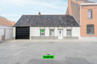 In een rustige, doodlopende straat bevindt zich deze te renoveren woning op een royaal perceel met een prachtige, ruime tuin en een...