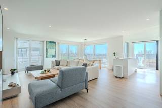 Prachtig appartement gelegen op de 4de verdieping langs de Troonstraat te Oostende, voorzien van 2 ruime slaapkamers met toegang tot prachtige terrassen met een magnifiek uitzicht op de Wellington Golf. Indeling: - Inkomhal met gastentoilet- ruime berging voorzien van aansluiting wasmachine- volledig uitgeruste keuken (inductiekookplaat, vaatwasmachine, oven, microgolf, spoeltafel en frigo) - lichtrijke ruime woonkamer met prachtig zicht- zeer grote badkamer voorzien van een dubbel lavabomeubel, inloopdouche en toilet- slaapkamer 1 (16m²) met toegang tot het terras- slaapkamer 2 (10m²) met toegang tot het terras - privatieve berging op het gelijkvloers Mogelijkheid tot aankopen garagebox (63.000,00 euro)Pluspunten:- mogelijkheid aankopen garagebox- gemeenschappelijke fietsenberging in het gebouw- ruime terrassen (37m²) met prachtig open zicht op de Wellington golf- bouwplan aangepast daardoor grotere ruimtes- uitstekende nieuwe staat- verkoop onder registratierechten- hoekappartement met veel lichtinval- voorzien van vliegramen- energiezuinig Op zoek naar een schitterend appartement met fenomenaal zicht op de Wellington Golf? Contacteer ons voor een bezoek ter plaatse.