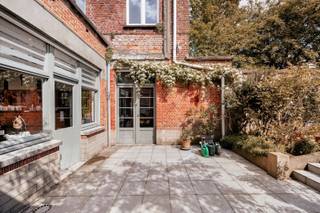 Deze prachtige herenwoning is gelegen op 250m van de Grote Markt. Het atelier links van de woning, een oude koffiebranderij, bestaat uit 3...