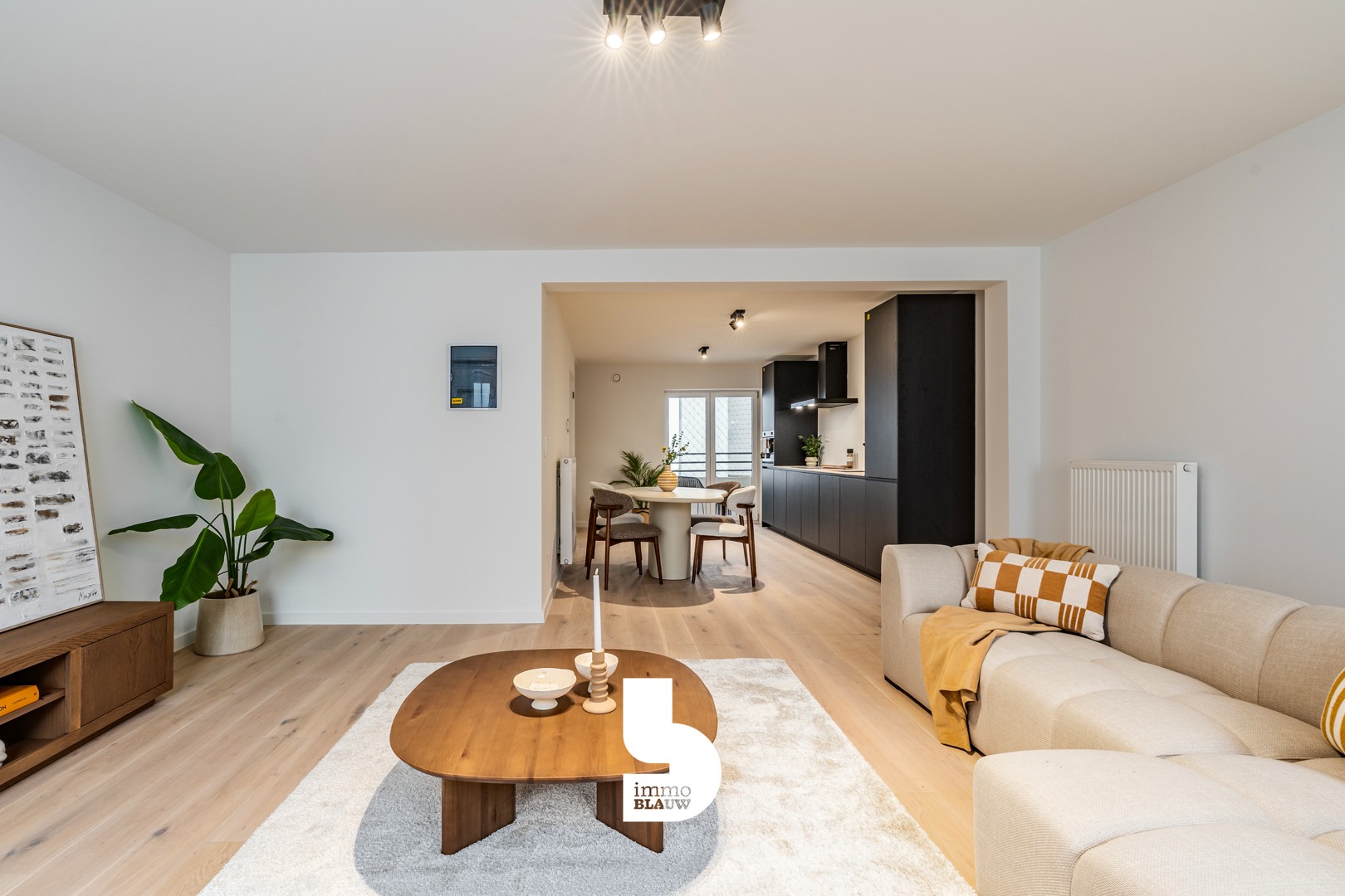 Een instapklaar en volledig gerenoveerd appartement met drie slaapkamers op een toplocatie aan zee. - photo 4