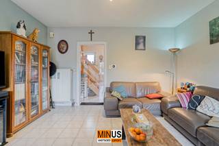 <p>In de verkeersluwe Brugstraat 30 in Stene-Oostende bevindt zich deze instapklare, energiezuinige gezinswoning met zonnige tuin. Via de inkomhal met gastentoilet kom je in de lichtrijke woonkamer met open, volledig ingerichte keuken, die uitkijkt op de tuin en een aangenaam zicht biedt. In de tuin is een tuinhuis aanwezig, ideaal voor extra opslag of hobbyruimte. De inpandige garage is zowel via de keuken als via de inkomhal toegankelijk, wat het dagelijkse comfort verhoogt.</p>
<p>Op de eerste verdieping bevinden zich drie volwaardige slaapkamers en een praktische, ruime badkamer met ligbad, douche, toilet en dubbele lavabo. Daarbovenop is er nog een handige zolderruimte die extra bergruimte voorziet. De woning beschikt over centrale verwarming op aardgas, conforme elektriciteit, zonnepanelen en een thuisbatterij. Dankzij deze voorzieningen en het EPC-label B geniet je van een lage energiekost.</p>
<p>De ligging is uitstekend: in het gezellige Stene, vlakbij winkels, scholen, openbaar vervoer, groene wandelmogelijkheden en de sfeervolle horecazaken van Stene-Dorp.</p>
<p>Benieuwd naar deze aangename woning? Plan snel een bezoek en ontdek ze zelf!</p>