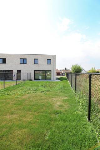 Deze moderne woning is gelegen op een perceel van 298 m² en biedt een bewoonbare oppervlakte van 135 m². Ze wordt volledig instapklaar opgeleverd – inclusief schilderwerken, verlichting, laminaat op de slaapkamers en nachthal, én aangelegde tuin. Kortom: verhuizen en genieten!<br /><br /><strong>Indeling van de woning; </strong><br />Gelijkvloers: Inkomhal met gastentoilet, leefruimte met open keuken en bureauruimte, aparte berging. <br />Verdieping: nachthal, 3 volwaardige slaapkamers, aparte berging en badkamer met ligbad, douche, dubbele lavabo en toilet. <br /><br /><strong>Troeven van deze woning:</strong>
<ul>
	<li>Vloerverwarming op het gelijkvloers</li>
	<li>Gelegen vlakbij het centrum van Roeselare en op slechts 2 km van het station</li>
	<li>Regenwaterput 7.500l aangesloten op toiletten/wasmachine/buitenkraan</li>
	<li>Inclusief tuinaanleg en de mogelijkheid tot het plaatsen van een carport</li>
	<li>Volledig geschilderd en voorzien van verlichting</li>
</ul>
Ben je op zoek naar een nieuwe thuis die écht af is? Neem dan snel contact op voor een bezoek!