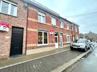 Gezellige woning te koop nabij centrum Roeselare.Indelinggelijkvloers: inkomhal, grote leefruimte met open keuken, badkamer, tuin en kelder1ste: 2...