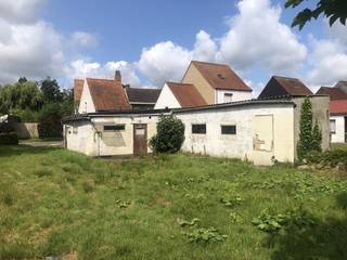 Dit pand is gelegen nabij het centrum van Bekegem, deelgemeente van Ichtegem.<br /><br />Indeling woning:<br />* woonkamer<br />* keuken<br />* badkamer<br />* slaapkamer<br />* berging<br />* zolderverdieping<br />* garage<br /><br />Te renoveren/af te breken woning op een mooi perceel.<br /><br />Deze geafficheerde prijs is een richtprijs. Er kan dus een bod hoger of lager uitgebracht worden!<br /><br />Dit pand is onderworpen aan de renovatieverplichting van de Vlaamse overheid voor residentiële gebouwen (behoudens bij sloop binnen 5 jaar na de aankoop). Consulteer voor meer informatie de website van het Vlaams Energie- en Klimaatagentschap via https://www.vlaanderen.be/een-huis-of-appartement-kopen/renovatieverplichting-voor-residentiele-gebouwen