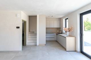 <p>Moderne nieuwbouwwoning met inpandige garage.</p><p></p><p>In het hart van Glabbeek vind je deze moderne halfopen woning met 3 slaapkamers, een volledig uitgeruste badkamer, een inpandige garage</p><p>en een ruime, onderhoudsvriendelijke tuin.<br /><br />Binnen stap je in een aangename leefomgeving waar licht, ruimte en gebruiksgemak centraal staan. Op het gelijkvloers geniet je van een doordachte indeling die vlot aansluit op het dagelijkse leven, met een open en comfortabele woonbeleving die meteen vertrouwd aanvoelt. Boven wachten drie volwaardige slaapkamers en een stijlvolle badkamer, perfect voor wie graag praktisch woont zonder in te boeten op sfeer of kwaliteit.<br /><br />Ook op technisch vlak zit je hier helemaal goed. Dankzij het E-peil E20, een warmtepomp, vloerverwarming, actieve vloerkoeling en zonnepanelen woon je hier bijzonder energiezuinig en klaar voor de toekomst. Buiten geniet je van een zonnige, onderhoudsvriendelijke tuin waar je in alle rust kan thuiskomen, ontspannen of gezellig samen zijn.<br /><br />De ligging in de Torenstraat combineert een aangename woonomgeving met een vlotte bereikbaarheid en dagelijkse voorzieningen in de buurt. <br /> </p><p><strong>Zoek je een energiezuinige woning waar je meteen je intrek kan nemen? Dan is deze woning hét voor jou!</strong></p>