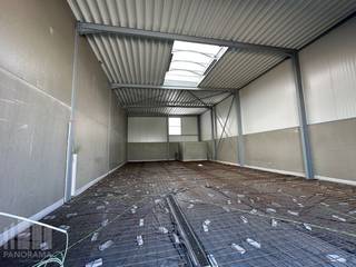 Nieuwbouw KMO-unit te koop met een oppervlakte van 218 m² en 2 privatieve parkeerplaatsen.<br />De lood maakt deel uit van “Luna”, een gloednieuw KMO-project bestaande uit 13 diverse multifunctionele units vanaf 204 m² tot 213 m² (samenvoegbaar tot grotere oppervlaktes). Deze ontwikkeling ligt nabij de E403/A17-snelweg, die Kortrijk met Brugge verbindt – een absolute toplocatie voor ondernemers die belang hechten aan bereikbaarheid in een bedrijvige regio.<br /><br />De casco magazijnruimtes (brandklasse C) zijn opgebouwd uit een duurzame staalstructuur met geïsoleerde beton- en/of sandwichpanelen met afwerkingspaneel. Ze beschikken over een vrije hoogte van 6 meter, wat zorgt voor een optimaal gebruik van de ruimte. Elke unit is standaard uitgerust met een automatische sectionale poort (4 m B x 4,5 m H), een lichtstraat met geïntegreerde RWA-koepel en een slijtvaste polybetonvloer (1T/m²).<br />Aanwezigheid van gedeelde regenwaterputten, fietsenstallingen, een hoogspanningscabine en duidelijke signalisatie. De loodsen zijn ideaal voor uiteenlopende doeleinden zoals atelier, opslag en distributie.<br />Per unit zijn minstens twee privatieve parkeerplaatsen voorzien.<br />oorziene oplevering Q4-2026.<br />Grijp nu je kans en investeer in een toekomstgerichte werkomgeving op een toplocatie!<br /><br />Contacteer PANORAMA B2B voor bijkomende (technische) inlichtingen, plannen of een vrijblijvend plaatsbezoek 056 222 562.