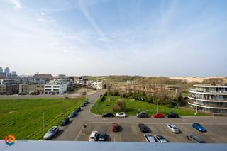 Op een uitstekende locatie te Bredene bevindt zich, op de 5de verdieping, dit gezellige appartement met twee slaapkamers en terras met uitzicht op de duinen en de zee. Het bruisende centrum van Bredene met zijn cultuuraanbod, horeca en scholen ligt op wandelafstand. Tevens geniet u van een uitstekende bereikbaarheid vlakbij belangrijke invalswegen.<br /><br />We betreden het appartement via de inkomhal. De lichtrijke leefruimte kan u inrichten met een gezellige zithoek en aanpalende eetplaats. Via het terras hebben we een prachtig uitzicht over de duinen, de zee en zelfs nabijgelegen stad Oostende. Aangrenzend aan de leefruimte bevindt zich de aparte keuken, voorzien van kwalitatieve toestellen. Via de nachthal komen we bij de twee slaapkamers met ingemaakte kasten, de aparte toiletruimte en de badkamer, uitgerust met lavabo en ligbad.<br /><br />Het appartement beschikt tevens over een bergruimte in het appartement, alsook een aparte bergruimte op de eerste verdieping.<br />Er is een mogelijkheid om een garagebox bij te kopen nabij het appartementsgebouw. De prijs is op aanvraag.<br /><br />Dit is een uitstekende opportuniteit als u op zoek bent naar een gezellig appartement met twee slaapkamers vlakbij de zee en het centrum van Bredene. Contacteer ons voor meer informatie op 0472 82 80 66 of via info@boonstravastgoed.be.<br /><br />Bijzonderheden:<br />- 2 slaapkamers<br />- Centrale ligging<br />- Zicht op de duinen en de zee