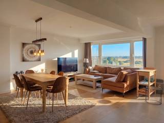 Lichtrijk en volledig gerenoveerd 2 slaapkamer appartement te huur gelegen op de vijfde verdieping van de Residentie "Majestic". Dit zuidgericht appartement geniet van een fantastisch uitzicht over de duinen en situeert zich vlakbij openbaar vervoer (tram), winkels en zeedijk. Gemeenschappelijke fietsenberging op het gelijkvloers.<br /><br />Indeling:<br />- inkomhal (3m²)<br />- ruime leefruimte (25m²) met open keuken<br />- open keuken voorzien van frigo met diepvriesvak, vitro-keramische kookplaat, combi-oven en vaatwasmachine<br />- badkamer (5m²) voorzien van inloopdouche, dubbel lavabomeubel en aansluiting wasmachine<br />- apart toilet<br />- slaapkamer 1 (13m²)<br />- slaapkamer 2 (9m²)<br />- terras (3m²)<br /><br />Pluspunten:<br />- prachtig open zicht over de duinen<br />- zonnig zuidgericht appartement<br />- conform elektriciteitsattest<br />- lichtrijk appartement (brede façade)<br />- gemeenschappelijke fietsenberging op het gelijkvloers<br />- vlot bereikbaar<br /><br />Vrij vanaf 01/09/2026.<br />Provisie algemene kosten: € 50,00 per maand<br />Provisie verbruik verwarming: € 70,00 per maand<br /><br />Ben je geïnteresseerd in dit pand te huur in Middelkerke? Ga naar de website www.dewaele.com, klik op het pand dat je wenst te huren. Via de rode knop "vraag je bezoek aan" vragen we u kort een profiel in te vullen. Daarna nemen we contact op voor een bezoek. Telefonisch kunnen er geen afspraken gemaakt worden.