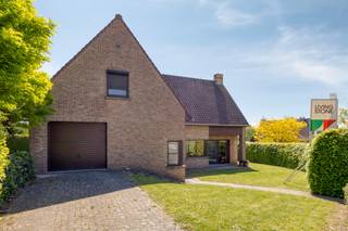 <p>Deze riante villa met 3 slaapkamers, mogelijk om een 4 slaapkamer  te maken, ligt in een rustige woonwijk in Halle, op aangename wandelafstand van het centrum, scholen, winkels en openbaar vervoer. Je geniet hier van een mooie combinatie van ruimte, comfort en een praktische ligging.</p><p>Via de inkomhal kom je in de lichtrijke leefruimte met zithoek en eetplaats. De grote raampartijen zorgen voor veel natuurlijk licht en bieden een mooi zicht op de tuin. Aansluitend vind je de keuken, die beschikt over voldoende werk- en opbergruimte.</p><p>De woning telt meerdere ruime slaapkamers en een badkamer. Werk je graag van thuis uit? Dan is er een afzonderlijk bureel voorzien met zicht op het groen van de tuin – een rustige en aangename plek om te werken.</p><p>Buiten geniet je van de tuin en het terras, waar het heerlijk vertoeven is in alle rust.</p><p>Daarnaast heeft de woning een<strong> gunstige energieprestatie met een EPC-label B</strong>, wat zorgt voor een energiezuinige en comfortabele woonomgeving.</p><p>Kortom, een ruime villa met veel potentieel en een uitstekende ligging in Halle, op wandelafstand van het centrum en tal van voorzieningen.</p><p><strong>Aanvullende informatie</strong><br />De stedenbouwkundige inlichtingen zijn beschikbaar op kantoor. Heb je bijkomende vragen of wens je een plaatsbezoek? Neem gerust contact op via het gsm-nummer: 0471/58 48 87.</p>