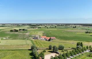 Exclusief te koop: een schitterend gelegen hoeve met bijgebouwen op een idyllische locatie te Knokke-Heist, volledig omgeven door weilanden. Een eigendom op bijna vijf hectare grond bestaande uit een alleenstaande woning, meerdere bijgebouwen, een bureelruimte, twee garages, een wellness, een groot stalgebouw met meerdere paardenboxen en een hoge veldschuur/opslagplaats.<br /> <br />Omgeven door weilanden en temidden in het groen. Werkelijk prachtig.<br />Ook vanuit het hoofdhuis kunt u genieten van mooie open zichten op de omliggende velden.<br /><br />Via een private oprijlaan is het mooi toekomen op deze grote eigendom. Het hoofdhuis betreft een alleenstaande en verzorgde woning/villa met +/- 4 slaapkamers. Naast het huis is er mooie bureelruimte en 2 aanpalende garages. Verder op deze eigendom nog een losstaand bijhuis met 3 slaapkamers (op heden ingericht als vakantiewoning), een groot stalgebouw, een hoge veldschuur en een gedraineerde piste voor de paarden. <br /> <br />Een zeldzaam aanbod op grondgebied Knokke-Heist. <br />Een absolute buitenkans voor paardenliefhebbers.<br /> <br />Meer informatie of een bezoek enkel via Willem Cauwels op tel. 050/89.27.70.