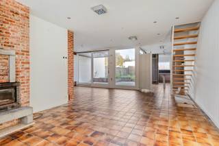 In de Kermisstraat, op wandelafstand van het centrum van Roeselare, presenteren wij deze verrassend ruime woning met mogelijkheid tot maar liefst vijf slaapkamers. De woning biedt een doordachte indeling, veel leefruimte en een bovenverdieping die klaarstaat om verder af te werken naar eigen wens.<br /><br /><strong>Indeling &amp; leefcomfort</strong><br />De inkomhal met gastentoilet geeft toegang tot de lichtrijke leefruimte, waar je onmiddellijk geniet van een aangename woonbeleving. Aansluitend bevindt zich de ingerichte keuken van 2008 met voldoende opbergmogelijkheden. <br />Op de eerste verdieping vind je <strong>vier ruime slaapkamers</strong> en een badkamer met inloopdouche en tweede toilet. De vaste trap naar de bovenste verdieping brengt je naar een royale zolderruimte die technisch voorbereid is en perfect kan worden omgevormd tot <strong>vijfde slaapkamer</strong>, hobbykamer of thuiskantoor.<br /><br /><strong>Buitenruimte</strong><br />Achteraan beschikt de woning over een onderhoudsvriendelijke tuin met terras, grasperk en degelijke omheining — een rustige buitenruimte die meteen bruikbaar is en naar wens verder kan aangekleed worden.<br />Er is een achterpoortje aanwezig die een uitweg biedt voor tuinafval. <br /><br /><strong>Technische eigenschappen:</strong>
<ul>
	<li>Centrale verwarming op aardgas</li>
	<li>EPC- label C - 294 kWh/m²/jaar</li>
	<li>Dakisolatie aanwezig</li>
	<li>Keuken vernieuwd in 2008</li>
	<li>Recente vernieuwingen</li>
</ul>
<strong>Locatie</strong><br />De woning ligt op een rustige maar vlot bereikbare locatie in Roeselare, met een sterke verbinding naar het centrum en belangrijke invalswegen.<br />Van scholen en supermarkten tot horeca en buurtwinkels zoals bakker, slager en viswinkel: alle nodige voorzieningen liggen binnen handbereik.<br /><br /><strong>Interesse?</strong> Neem contact op met ons kantoor voor meer informatie of plan een vrijblijvend bezoek via 051/201.400 | info@dicasa.be. 