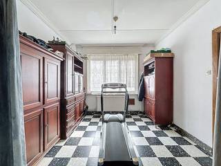 Disposition : *Rez-de-chaussée : - hall d'entrée - espace de vie spacieux - cuisine - salle de bain - abri de jardin - jardin urbain confortable *Premier étage : - 2 chambres spacieuses *Deuxième étage - chambre mansardée qui a été transformée en chambre Vous recherchez une propriété que vous pouvez entièrement rénover selon vos goûts ? Appelez-nous pour plus d'informations !Ce bien est soumis à l'obligation de rénovation imposée par le gouvernement flamand pour les bâtiments résidentiels (sauf en cas de démolition dans les 5 ans suivant l'achat). Pour plus d'informations, veuillez consulter le site web de l'Agence flamande de l'Énergie et du Climat via https://www.vlaanderen.be/een-woning-kopen/renovatieverplichting-voor-residentiele-gebouwen