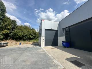 Nieuwbouw KMO-unit van <strong>142 m²</strong> met <strong>2 privatieve parkeerplaatsen </strong>te huur in Lauwe, op slecht 4 km van de E17 afrit Moeskroen met een onmiddellijke verbinding naar de E403.<br /><br />De geïsoleerde loods is opgebouwd uit een staalstructuur, betonplint tot deurhoogte, sandwichpanelen en steeldeck. Verder is het magazijn (<strong>brandklasse C</strong>) met een <strong>vrije hoogte van 6 m</strong> voorzien van een sectionale poort met aparte toegangsdeur, gepolierde betonvloer en lichtstraat met rookkoepel.<br /><br /><strong>Aanwezigheid van een</strong> <strong>waterpomp voor regenwater, stopcontacten (220-230V & 380-400 V), verlichting en sanitair</strong>. Het magazijn kan zowel gebruikt worden als atelier, productieruimte of opslagruimte.<br /><br />De KMO-unit maakt deel uit van een gloednieuw KMO-project bestaande uit 18 KMO-units met ruime manoeuvreerruimte on site. Voor meer informatie of een vrijblijvend plaatsbezoek kan u contact opnemen met PANORAMA <strong>0460 97 66 66</strong>.