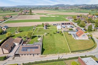 À la recherche d’un lieu exceptionnel pour concrétiser votre projet de rêve ? Ce magnifique terrain à bâtir de 2.626 m², situé Rue de la Durenne...