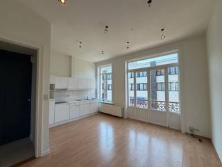 Dit ruim éénslaapkamer appartement combineert ruimte, comfort en een centrale ligging in het hart van Oostende. Gelegen in een kleine rustige residentie. Het appartement is volledig opgefrist en heeft een unieke woonbeleving met veel licht en privacy.<br /><br />Gelegen in een centrale buurt van Oostende, dicht bij winkels, openbaar vervoer en alle dagelijkse voorzieningen. Alles wat u nodig hebt bevindt zich binnen handbereik, en het strand ligt op korte afstand.<br /><br />Dit appartement is perfect voor wie houdt van ruime, comfort én stadsleven, en tegelijk wil genieten van een instapklaar en opgefrist pand.<br /><br />€30/maand gemeenschappelijke kosten. Onmiddellijk beschikbaar<br /><br />Plan vandaag nog uw bezoek in.<br /><br />