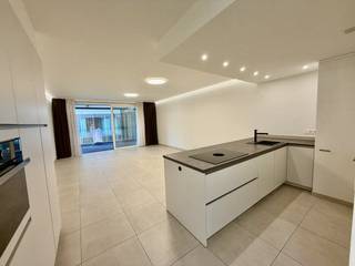 Bent u op zoek naar een instapklaar en modern verblijf in de hoofdstad van de smaak? Dit recent opgeleverde nieuwbouwappartement combineert het bruisende stadsleven van Hasselt met de rust van een grote gemeenschappelijke tuin. Het pand is afgewerkt met hoogwaardige materialen en is dankzij de uitstekende isolatie bijzonder energiezuinig.Als u dit unieke appartement wilt huren, geniet u van een centrale ligging in de Meldertstraat. Alle voorzieningen zoals winkels, scholen en het openbaar vervoer bevinden zich op wandelafstand. Bovendien biedt dit appartement een perfecte balans tussen comfort en een praktische indeling.Indeling:Verdieping +1:- Ruime inkomhal- Lichtrijke woonkamer met direct contact naar buiten- Volledig geïnstalleerde, moderne keuken- Eerste slaapkamer met aansluitende badkamer- Twee extra slaapkamers- Tweede badkamer- Apart toilet- Praktische berging- Gezellig terras om buiten te vertoevenVerdieping -1:- Ondergrondse autostaanplaats (nr. 15)- Privé kelderberging- Gemeenschappelijke fietsenstallingExtra: - Oppervlakte: 106m2- Bouwjaar 2021- Epc A - 56 kWh- lift aanwezigMaandelijkse kosten:- Voorschot algemene kosten €80,00- Doorrijkosten Q-park €43,30Dankzij de aanwezigheid van een private parkeerplaats en de extra kelderberging is er aan opslagruimte geen gebrek.De snelste manier om een bezoek te brengen aan dit appartement? Vraag je bezoek aan via de rode knop op onze website (www.dewaele.com).Telefonisch kunnen er geen afspraken gemaakt worden. Bij andere vragen kun je ons telefonisch contacteren via 011 30 50 50.