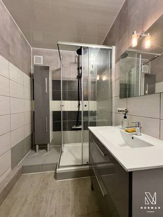 Dit appartement bevindt zich op de eerste verdieping en is bereikbaar via de gemeenschappelijke lift.Via de inkomhal is er verbinding naar de ruimte...