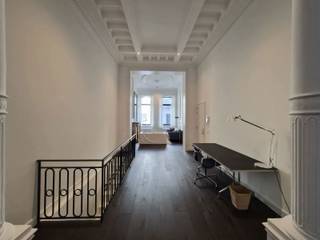 In Brussel, Minimenstraat 54, ontdekt u dit charmante sousplex-appartement van 117 m² (volgens EPC), gelegen in een goed onderhouden gebouw...