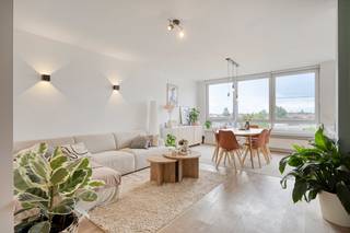 Ontdek dit lichtrijke appartement op de derde verdieping van ca. 90m², gelegen aan de Lambrechtshoekenlaan 291 te Merksem. Dit immo aanbod werd in 2014 volledig gerenoveerd en biedt een instapklare basis voor wie comfortabel wil wonen. Dankzij de centrale ligging in de gemeente geniet je van een uitstekende bereikbaarheid met winkels, scholen en openbaar vervoer op wandelafstand. Een appartement kopen op deze locatie is een slimme keuze.Indeling appartement:- Inkomhal: centrale toegang tot alle vertrekken- Leefruimte: sfeervolle, ruime en lichtrijke woonkamer- Open keuken: moderne keuken met kookeiland en ontbijtbar- Slaapkamers: twee volwaardige kamers- Badkamer: eigentijds ingericht met een ruime inloopdouche- Terras: gezellig, west-georiënteerd terras aan de achterzijde- Kelderberging: handige private opslagruimteBijzonderheden:- Centrale toplocatie in Merksem nabij invalswegen- Volledig gerenoveerd gebouw (2014) en instapklaar- Gunstige attesten: EPC B, elektriciteit conform en asbestveilig- Perfect als investering of voor wie vastgoed zoekt in MerksemBen jij geïnteresseerd in dit vastgoed te koop in Merksem? Aarzel dan niet om ons te contacteren. Dewaele Merksem aan de Lambrechtshoekenlaan 183 staat graag tot uw dienst. Had u graag een gratis schatting van uw eigendom? Bel ons voor een vrijblijvend gesprek of mail naar yannick.schnorbusch@dewaele.comBestuursmaatregelen in het maatregelenregister: nee