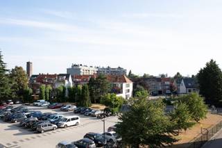 <p><span>RUIM LICHTRIJK HOEKAPPARTEMENT MET GEZELLIG ZONNETERRAS EN ONDERGRONDSE AUTOSTAANPLAATS!</span></p><p><span>Dit ruime hoekappartement met een bewoonbare oppervlakte van 101 m² is gelegen op de derde verdieping van een verzorgd kleinschalig appartementsgebouw in Merksem. Dankzij de gunstige hoekligging geniet het appartement van veel natuurlijke lichtinval, privacy en een mooi uitzicht op de omliggende weilanden. Winkels, bakker, apotheek, restaurants, speeltuintjes en openbaar vervoer bevinden zich in de nabije omgeving.</span></p><p><span>Via de inkomhal met vestiaire en ingemaakte kasten bereikt u de ruime woon- en eetkamer, afgewerkt met een laminaatvloer en met directe toegang tot het terras. Dankzij de oost-, zuid- en west oriëntatie geniet u hier doorheen de dag van de zon en vormt het terras een aangename uitbreiding van de leefruimte. De keuken biedt de mogelijkheid om naar eigen smaak te moderniseren. Verder beschikt het appartement over twee volwaardige, rustig gelegen slaapkamers, een in 2015 gerenoveerde badkamer met douchecabine en een afzonderlijk toilet. Met enkele opfrissings- en schilderwerken, kan het geheel eenvoudig naar een meer hedendaagse woonstijl worden gebracht.</span></p><p><span>Vliegenramen zorgen voor extra comfort en in de ondergrondse garage beschikt het appartement over een ruime autostaanplaats, die verplicht mee aan te kopen is aan €15.000 . Het gebouw dateert van 2001 en wordt professioneel beheerd door een syndicus. Het dak, de lift en de schilderwerken aan het gebouw werden reeds uitgevoerd en zijn conform. De maandelijkse vaste kosten bedragen € 225, inclusief een bijdrage aan het reservefonds. De nutsvoorzieningen beschikken over individuele meters, met uitzondering van het water dat collectief wordt afgerekend. Het gebouw beschikt over een gemeenschappelijk vuilnislokaal. </span></p><p><span> </span></p><p><span>Een gunstig EPC B, de ruime oppervlakte, het zonnige terras, de rustige ligging, het weidse uitzicht en de ondergrondse autostaanplaats maken dit tot een comfortabele woonst met een uitstekende basis om verder naar eigen smaak af te werken.</span></p><p><span>Contacteer ons voor meer informatie of een bezoek ter plaatse!</span></p><p><span> </span></p><p><span> </span></p><p><span> </span></p><p><span> </span></p>