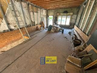 <p><span>Renovatiewoning met mogelijkheden, centraal gelegen, dichtbij openbaar vervoer, winkel, fiets - , wandelroutes en natuurgebied Walenhoek. Deze woning met veel potentieel bestaat uit 3 bouwlagen: straatniveau, tuinniveau en eerste verdieping.</span></p><p><span> </span></p><p><span>Troeven:</span></p><p><span> </span></p><p><span>+ nieuw dak</span></p><p><span>+ goede plafondhoogtes</span></p><p><span>+ veel potentieel</span></p><p><span>+ veel lichtinval</span></p><p><span>+ tuin </span></p><p><span> </span></p><p><span>Kom niet 'TE LAET' en maak een afspraak via info@immodelaet.be of 03/644.00.88. </span></p><p><span> </span></p><p><span> </span></p>
