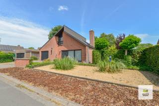 Vrijstaande woning op 700m2 met 3 slpk en zonnige tuin in doodlopende wijk te centrum Wingene. Op een kleine kilometer van de markt en centrum...