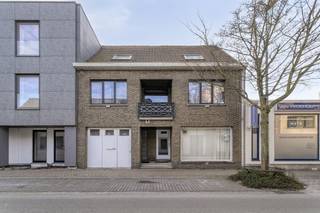 Maison de ville : si vous souhaitez vivre dans le centre de Waregem et à quelques pas de la gare, prenez rendez-vous rapidement. Cette maison à rénover dispose d'un garage et d'un agréable jardin de ville. Il y a beaucoup d'options ici !Dispositionrez de chausséeHall d'entrée - espace de vie - buanderie - garage spacieux - jardin agréable premier étage-> actuellement louéespace de vie - 2 chambres - cuisineLa maison peut parfaitement être ramenée à une seule maison avec 3 chambres spacieuses et un espace de vie agréable au rez-de-chausséeINFORMATIONS GÉNÉRALES* Rénovations récentes- nouveau double vitrage au premier étage- isolation du toit* rez-de-chaussée : 135 m²* appartement au premier étage : 103 m²