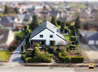 Prachtige villa met praktijkruimte op een mooi perceel.* Geen renovatieverplichting (EPC-label: C) Landelijk gelegen doch vlakbij de verbindingsweg...