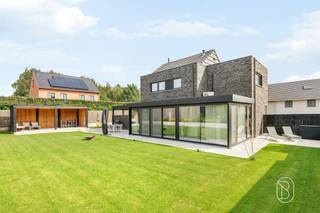 Moderne energiezuinige woning in centrum Kruishoutem: een zeldzame kans. Topgelegen, recente en perfect onderhouden woning met dubbele carport, aangelegde tuin en extra poolhouse.Op een absolute topligging in het centrum van Kruishoutem vinden we deze moderne, energiezuinige woning die tot in de puntjes verzorgd is. Een woning waar werkelijk alles klopt: instapklaar, eigentijds, praktisch én maniakaal goed onderhouden.Via de inkom kom je in de gezellige leefruimte, met aansluitend de volledig geïnstalleerde keuken met eiland en praktische berging. De aangename uitbouw zorgt voor extra licht en ruimte: een eetplaats en een fijne bureauruimte, met rechtstreekse verbinding naar de aangelegde terrassen en tuin.Boven beschikt de woning over 2 volwaardige slaapkamers, een dressing en een moderne badkamer. Daarnaast is er nog een ruime extra berging/wasplaats die mits inrichting perfect kan worden omgevormd tot een 3de slaapkamer. Handige zolder. Buiten geniet je van een handige oprit, dubbele carport en volledig aangelegde, omheinde tuin met meerdere terrassen. Als extra troef is er het afzonderlijke poolhouse, ideaal als ontspanningsruimte, hobbyruimte of extra bergruimte.Een moderne woning op een topligging, met een perfecte afwerking en uitzonderlijk onderhoudsniveau.TOPKANS voor wie comfortabel, energiezuinig en centraal wil wonen!