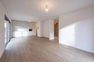 <p>Residentie Bo’rive bestaat uit moderne assistentiewoningen, voorzien van alle comfort.<span> </span><span>In uw assistentiewoning geniet u van de rust, het zicht op een groot toekomstig groen park en de openheid van het water. Stapt u de deur uit, dan hoeft u niet ver te gaan. Hier vindt u alles wat u nodig hebt op wandel- of fietsafstand.</span><br /><br /><strong>INDELING</strong><br />U betreedt de assistentiewoning via de hal die toegang geeft tot een praktische berging en een apart gastentoilet.<br />Een lichtrijke woonruimte met open keuken. <br />Via de keuken heeft u toegang tot het terras waar het aangenaam vertoeven is.<br />Een ruime slaapkamer met directe toegang tot de badkamer (inloopdouche, lavabo en toilet).<br /><br /><strong>BIJZONDERHEDEN<br /></strong>- Mogelijkheid aankoop van ondergrondse parking en berging<br />- Fiscaalvriendelijke investering: 12% BTW ipv 21%<br />- Syndicus: € 4,5 / dag en services: € 6,63 / dag<br /><br /><strong>POSITIEVE ASPECTEN</strong><br />- Unieke ligging: bij het water en in een groene omgeving<br />- Moderne BEN-(assistentie)woningen<br />- Comfort- en zorgdiensten op maat<br />- Vlot bereikbaar met openbaar vervoer en wagen<br />- Verschillende winkels en wekelijkse markt vlakbij<br />- Centraal gelegen tussen Antwerpen en Brussel<br /><br /></p>