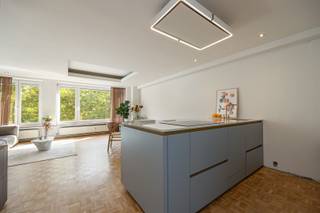 <p>Wonen met licht, in stijl en aan het Zuid.</p><p></p><p></p><p>Op de Amerikalei 150 vind je dit lichtrijke appartement van ca. 104 m² op de 3e verdieping van een verzorgd jaren ’60-gebouw met lift. Het pand werd sinds 2019 met zorg gerenoveerd en straalt vandaag de perfecte mix uit van modern comfort en authentieke charme.</p><p></p><p></p><p>Toplocatie aan de poort van ’t Zuid</p><p></p><p></p><p>Van hieruit woon je op wandelafstand van winkels, supermarkten en cultuur. Een Velo-station ligt voor de deur, tram en bus ook trouwens. De Ring, de Singel en het stadscentrum bereik je in enkele minuten. Het beste van ’t Zuid gecombineerd met optimale bereikbaarheid.</p><p></p><p></p><p></p><p><span><span>·</span><span>      </span></span>Terras én balkon – vernieuwd in 2022, perfect om de dag te starten of af te sluiten.</p><p><span><span>·</span><span>      </span></span>Lichtrijke leefruimte met open keuken – volledig vernieuwd in 2020 en voorzien van koffiecorner.</p><p><span><span>·</span><span>      </span></span>Stijlvolle renovaties – nieuwe badkamer (2024), opgeschuurde parket en zonnescreens voor extra comfort.</p><p><span><span>·</span><span>      </span></span>Extra bergruimte en gemak – twee bergingen, een aparte wasruimte en kelderopslag.</p><p></p><p></p><p>De leefruimte baadt in licht en sluit aan op de open keuken met koffiecorner. Via de inkom bereik je de vestiaire en de vernieuwde badkamer, een apart toilet, twee slaapkamers en extra bergruimte. Daarnaast beschik je over een kelderberging en een praktische wasruimte. Ook inbegrepen: een aandeel in de conciërgewoning op het gelijkvloers.</p><p></p><p></p><p>Sinds de aankoop in 2019 onderging dit appartement een reeks mooie renovaties. Het resultaat is een instapklaar pand waar je meteen kan genieten van ruimte, licht en het leven op ’t Zuid.</p><p></p><p></p><p>Ontdek dit unieke appartement op sinjoor.be</p>