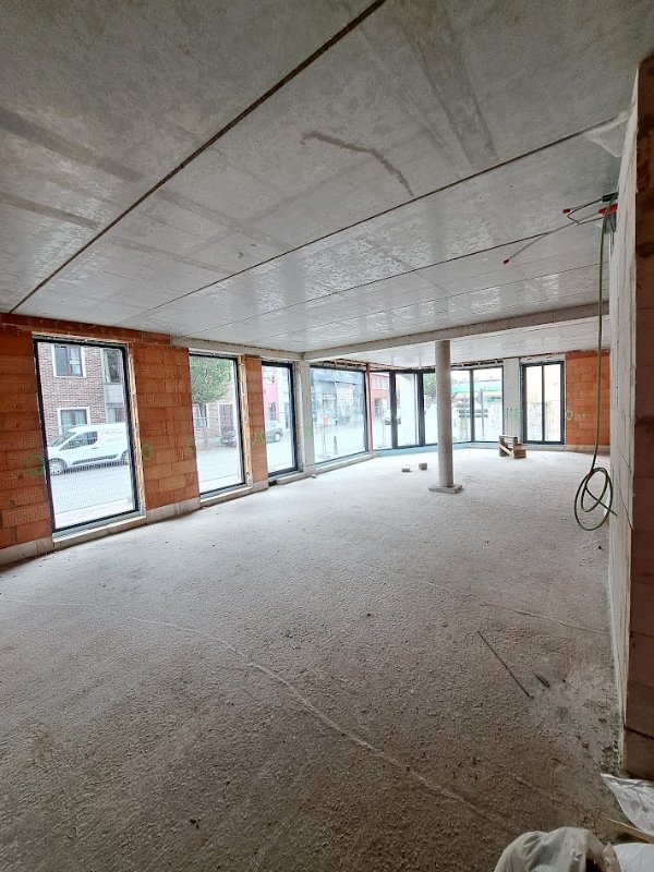 Een gunstig gelegen nieuwbouw handelspand in het centrum van Sint-Lenaarts - foto 4