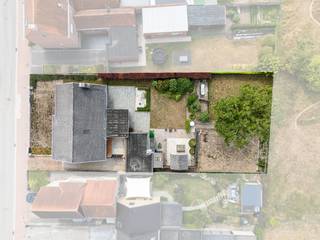 Renovatierapport beschikbaar op aanvraag!<br /><br />Ligging<br />Deze alleenstaande woning op een perceel van net geen 1.000 m2 ligt in het centrum van het rustige Dentergem. Zowel lagere school, bakker en slager zijn op een steenworp verwijderd van de woning. De woning is aan renovatie toe, maar geniet van enkele troeven waaronder de lichtinval, ruime leefruimte en de rustige ligging.<br /><br />Indeling<br />We komen de woning binnen via de ruime inkomhal die toegang geeft tot alle leefgedeelten. Als eerste kunnen we de ruime leefruimte betreden. Deze geniet van veel natuurlijke lichtinval door de raampartijen vooraan, achteraan én aan de zijkant. Van hieruit kan je genieten van het zicht op de gezellige tuin. Vanuit de leefruimte kan je via de gang naar de keuken. Deze heeft ook plaats om een eettafel te plaatsen waardoor je opnieuw zicht hebt op de tuin. Mits het uitbreken van een muur kan je de leefruimte en keuken makkelijk verbinden met mekaar. Alles is voorzien op de gelijkvloerse verdieping. Zo zijn er nog 3 slaapkamers terug te vinden en is er een vernieuwde badkamer met inloopdouche, toilet en lavabo. Vervolgens is er ook een vaste trap om de zolder te betreden. Deze kan nog afgewerkt worden naar eigen smaak. Tenslotte is er nog een praktische kelder die kan dienen als extra bergruimte.<br /><br />Exterieur<br />De tuin is gecompartimenteerd in verschillende ruimtes. Zo is er een ruime voortuin met oprit om de garage te bereiken. Naast de garage is er een praktische berging waar onder andere de stookolieketel staat. Daarnaast zijn er nog twee tuinhuisjes terug te vinden. Verder is er een terras die aansluit op de leefruimte en die verder loopt in een gazon. Tenslotte is er daarachter nog een mooie boom die charme geeft aan de tuin en een plaats waar vroeger de moestuin was. Achter het perceel ligt een onbebouwde zone waardoor de rust gegarandeerd is achteraan.<br /><br />Troeven<br />* Rustige, residentiële ligging<br />* Mooie, gezellige tuin<br />* Unieke indeling<br /><br />Wil jij graag een bezoek brengen aan deze aangename woning? Aarzel dan niet en contacteer Mathieu om jouw bezoek vast te leggen!<br /><br />T: 0479 63 53 01<br />M: mathieu@gentill.be
