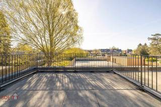 Nieuwbouw afgewerkte duplex (98m²) met aparte ingang, 2 slaapkamers, achterliggend terras (15m²) en bovengrondse parkeerplaats. <br />6% BTW mogelijk mits voldoen aan voorwaarden! <br />LAATSTE APPARTEMENT! <br /><br />Indeling GLV: aparte ingang. <br /><br />1V: inkomhal; apart toilet; berging met aansluiting voor WM/DK; geïnstalleerde keuken voorzien van de nodige toestellen; eetruimte met toegang tot het achterliggend terras (15m²); zitruimte met zicht op de straat. <br /><br />2V: nachthal; 2 slaapkamers; badkamer bevat inloopdouche, lavabo en toilet. <br /><br />Bovengrondse parkeerplaats + privatieve berging zijn verplicht aan te kopen voor 21.700 euro.<br /><br />Algemeen:<br />- Max te behalen e-peil: 30 (vloerverwarming + warmtepomp lucht/lucht) <br />- Mogelijke aankoop aan 6% BTW (mits voldoen aan voorwaarden) <br />- Gemeenschappelijke fietsenstalling<br /><br />Voor meer info of een afspraak op kantoor: 0472 22 22 44 of thanee@solittvastgoed.be.