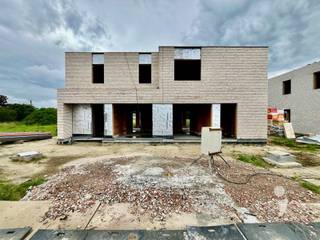 <p><span>Energiezuinige woning vlakbij het centrum van Begijnendijk!</span></p><p><span><br />Op het gelijkvloers geniet je van een inkomhal met gastentoilet, een garage en een open leefruimte met zithoek, eetkamer en keuken. Grote ramen zorgen voor een overvloed aan natuurlijk licht en een prachtig uitzicht op het groen.</span></p><p><span><br />De eerste verdieping biedt een nachthal, apart toilet, drie ruime slaapkamers, een bergruimte met voorziening wasmachine en droogkast en een badkamer met ligbad, douche en dubbele wastafel. De hoofdslaapkamer beschikt bovendien over een ingebouwde dressing, ideaal voor extra comfort.</span></p><p><span><br />Net zoals de andere woningen is deze voorzien van zonnepanelen (4500 Wp), warmtepomp met vloerverwarming, ventilatiesysteem en regenwaterrecuperatie. Beslis tijdig en pas de woning naar jouw eigen wens aan!</span></p><p><span> </span></p><p><span>*Project Veldzicht is momenteel in opbouw. Verkoop onder de Wet Breyne (12% registratierechten op de grond, 21% btw op de constructie).</span></p><p><span> </span></p><p><span>Interesse in deze woning? Contacteer ons op 016 15 31 15 of info@immolivit.be</span></p>