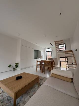 Dit charmante en lichtrijke triplexappartement is gelegen in de Olifantstraat en strekt zich uit over de eerste, tweede en derde verdieping van een prachtig gerenoveerde rijwoning.<br /><br />Bij het binnenkomen wordt u verwelkomd in een inkomhal met vestiaire. Op de eerste verdieping bevindt zich de ruime en lichtrijke leefruimte met een volledig geïnstalleerde open keuken. Deze is uitgerust met een gasvuur, dampkap, vaatwasser, oven, koelkast en diepvries.<br /><br />Op de tweede verdieping vindt u een moderne badkamer met een inloopdouche, lavabo en vrijstaand bad. Daarnaast is er een apart toilet en de eerste ruime slaapkamer, voorzien van praktische ingemaakte kasten.<br /><br />Op de derde verdieping vindt u de tweede slaapkamer, eveneens uitgerust met ingemaakte kasten, en een aangenaam zonnig terras. Dankzij de ramen die volledig geopend kunnen worden, kunt u vanuit de slaapkamer optimaal genieten van het mooie weer en het buitengevoel.<br /><br />Verder beschikt de woning over een gemeenschappelijke berging met plaats voor fietsen. Hier is eveneens de mogelijkheid voorzien om een wasmachine en droogkast aan te sluiten.<br /><br />Het appartement is volledig uitgerust met lichtarmaturen, lamellen aan de ramen en vliegenramen, wat zorgt voor extra comfort en gebruiksgemak.<br /><br />Voor het verbruik van elektriciteit, gas en water wordt maandelijks een provisie van € 180 gevraagd. Op het einde van het jaar volgt een afrekening op basis van de tussentellers.<br /><br />📅 Beschikbaar vanaf 1 oktober 2026<br />⚡ EPC-label B – 145 kWh/(m² jaar)<br />💶 Maandelijkse provisie nutsvoorzieningen: € 180