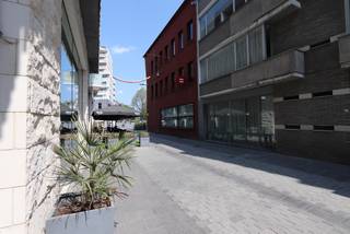 Gelegen in het bruisende centrum van Kortrijk, met het shoppingcenter K als directe buur, vind je dit lichtrijke appartement met een bewoonbare oppervlakte van 100 m².<br /><br />Troeven op een rijtje:<br /><br />- Toplocatie: hartje Kortrijk, alles op wandelafstand – winkels, horeca, openbaar vervoer<br />- Ruime leefruimte met grote raampartijen die zorgen voor veel natuurlijk licht<br />- Open keuken uitgerust met alle nodige toestellen<br />- Drie volwaardige slaapkamers, waarvan twee met een eigen terras én buitenberging<br />- Ruime inkomhal met toegang tot een praktische berging en gastentoilet<br />- Moderne badkamer met lavabomeubel, douche en aansluitingen voor wasmachine/droogkast<br /><br />Ideaal voor wie comfortabel en centraal wil wonen in een levendige buurt.<br /><br />📐 Bewoonbare oppervlakte: 100 m²<br />🛏️ Slaapkamers: 3<br />🛁 Badkamer: 1 + apart gastentoilet<br />🌞 Terrassen: 2<br />🏢 Bouwtype: Appartement<br /><br />Vul uw kandidatuur nu in via "ik stel mij kandidaat", tot gauw!
