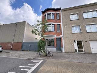 Bent u op zoek naar ruimte, licht en een heerlijke buitenplek? Deze verzorgde woning in Hoboken biedt het allemaal.<br /><br />Indeling:<br /><br />Gelijkvloers:<br />- inkomhal<br />- apart toilet<br />- woonkamer <br />- eetkamer<br />- keuken<br />- tuin<br /><br />Verdieping 1: <br />- Badkamer (bad, douche, badkamermeubel met lavabo en toilet)<br />- bureau<br />- slaapkamer 1 met dressing<br /><br />Verdieping 2:<br />- slaapkamer 2<br />- slaapkamer 3<br />- terras<br />- slaapkamer 4 met dressing<br /><br />Verdieping -1:<br />- kelder<br /><br />Extra troeven:<br />- 4 slaapkamers<br />- tuin<br />- terras<br />- proper onderhouden woning<br />- goede mobiscore: 8,9/10<br /><br />Bent u geïnteresseerd in deze woning te huur in Hoboken?<br />Aarzel dan niet om een bezoekaanvraag in te dienen via onze website via de daar voorziene rode balk.<br /><br />Wenst u uw eigendom ook te koop of te huur te stellen? We helpen u graag verder. Steeds tot uw dienst om u verder te helpen met al uw vragen over vastgoed.