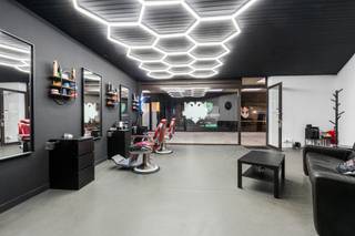 <p>Te koop: gesloten handelspand in het hart van Sint-Niklaas, gelegen aan de Kokkelbeekstraat, op een drukke en goed bereikbare locatie.</p>
<p>Dit handelspand bevindt zich in het centrum, omringd door scholen, winkels en openbaar vervoer. Dankzij de ligging nabij het treinstation, parken en belangrijke invalswegen is het een uitstekende keuze voor ondernemers die zichtbaarheid en bereikbaarheid belangrijk vinden. De drukke omgeving zorgt voor een constante stroom aan potentiële klanten, terwijl de nabijheid van sociale voorzieningen het pand extra aantrekkelijk maakt.</p>
<p> </p>
<p>Belangrijkste ruimtes:<br />• Handelsruimte met etalage, ideaal voor commerciële activiteiten.<br />• Achterruimte geschikt voor opslag of werkruimte.<br />• Sanitair aanwezig.</p>
<p>Troeven:<br />• Centrale ligging in Sint-Niklaas, nabij alle voorzieningen.<br />• Uitstekende bereikbaarheid met openbaar vervoer en via invalswegen.<br />• Drukke locatie met veel passage.</p>
<p> </p>
<p>Neem vandaag nog contact op met je ERA-makelaar voor een bezoek.</p>
<p>JOUW DROOMHANDELSPAND. ZO GEVONDEN!</p>