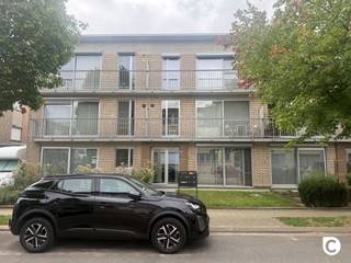 <h3><span>Instapklaar 2-slaapkamerappartement met terras</span></h3><p><span>Instapklaar </span><span>2-slaapkamerappartement op de eerste verdieping</span><span> van een kleinschalig gebouw, voorzien van een aangenaam terras.</span></p><p><span>Het appartement is gelegen in een </span><span>rustige straat</span><span>, op korte afstand van diverse buurtwinkels. Dankzij de vlotte verbindingen zijn </span><span>Antwerpen, Brussel en Mechelen</span><span> gemakkelijk bereikbaar.</span></p><p><span>Indeling:</span></p><ul><li><span>Ruime en lichtrijke living</span></li><li><span>Volledig geïnstalleerde open keuken met toestellen</span></li><li><span>Terras</span></li><li><span>Badkamer met ligbad, lavabomeubel en aansluiting voor een wasmachine</span></li><li><span>2 slaapkamers</span></li><li><span>Apart toilet</span></li></ul><p><span>De </span><span>gemeenschappelijke kosten bedragen 60 per maand</span><span>, inclusief het onderhoud van het gebouw en het water.</span></p>