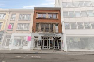 Op een bijzonder gunstige ligging in de Budastraat, vlak bij de Leie en op wandelafstand van de Grote Markt, bevindt zich deze veelzijdige opbrengsteigendom met heel wat potentieel.<br /><br />Het gelijkvloers is ingericht als horecazaak en is momenteel verhuurd, waardoor het pand meteen huurinkomsten genereert. Op de verdiepingen bevinden zich twee afzonderlijke appartementen die volledig te renoveren zijn. Dit biedt de toekomstige eigenaar de mogelijkheid om de woonentiteiten naar eigen inzicht te vernieuwen en de huurwaarde van het gebouw aanzienlijk te optimaliseren.<br /><br />De combinatie van een commerciële ruimte met twee wooneenheden, de bestaande huuropbrengst en het verdere ontwikkelingspotentieel maakt dit pand bijzonder interessant voor investeerders of projectontwikkelaars.<br /><br />Dankzij de centrale ligging bevinden winkels, horeca, openbaar vervoer en alle voorzieningen van het stadscentrum zich op wandelafstand. Ook de nabijheid van de Leie en het bruisende Buda-eiland vormt een absolute troef.<br /><br />Een karaktervol gebouw met onmiddellijke inkomsten en ruime mogelijkheden voor wie op zoek is naar een waardevolle investering in het centrum van Kortrijk.<br /><br />EPC: 191 kWh/m² / UC: 20260803-00039265551-RES-1<br />EPC: 558 kWh/m² / UC: 20260803-0003926563-RES-1<br />EPC NR: F - UC: 20260803-0003926525-KNR-1<br /><br />Bestuursmaatregelen in het maatregelenregister: nee