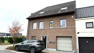 Dit stijlvolle duplex appartement bevindt zich op de eerste en tweede verdieping biedt alles wat u nodig heeft!<br /><br />De eerste verdieping omvat een inkomhal met gastentoilet, een ruime en lichtrijke leefruimte, een kwaliteitsvol ingerichte keuken met alle toestellen en een praktische berging met aansluiting voor wasmachine. Vanuit de leefruimte heeft u toegang tot het ruime, zonnige terras — perfect om te ontspannen.<br /><br />Op de tweede verdieping bevindt zich de nachthal met toegang tot twee volwaardige slaapkamers, een badkamer met ligbad en een apart toilet.<br /><br />Dit appartement is rustig, maar toch centraal gelegen. <br /><br />Geen lift aanwezig, geen gemeenschappelijke kosten, en beschikt bovendien over een waterontharder voor extra comfort.<br /><br />Beschikbaar vanaf 15/01/2026