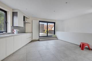If you are looking for a home in Zwijnaarde, this terraced house with a well thought-out layout and a distinct architectural character is definitely worth a visit.There are two fully-fledged bedrooms on the ground floor, ideal as a master bedroom, children's room, office or hobby room. Thanks to its practical layout, this floor enjoys peace and functionality.The first floor forms the beating heart of the home. This is where the fully equipped kitchen is located, equipped with all modern comforts. The kitchen is directly adjacent to the spacious terrace, creating a perfect indoor-outdoor experience. This is the place to cook, dine and entertain guests.The spacious living space is located on the second floor. It offers exceptional privacy and a pleasant view of the surrounding greenery. The large windows provide an abundance of natural light and enhance the open feeling.The concrete stairs are a real eye-catcher in the home and provide a cool, modern loft feel that perfectly matches the architectural look.LAYOUT: - Ground floor: Entrance hall with guest toilet, storage room, 2 bedrooms, bathroom, closet and outdoor storage- First floor: kitchen and spacious terrace- Second floor: Living room