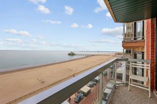 Instapklaar 2-slaapkamerappartement op de zeedijk van Blankenberge en dit met een fenomenaal zicht op de Pier.De tijdloos ingerichte leefruimte is...